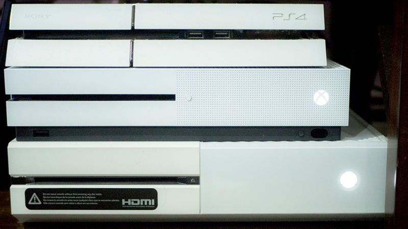 Es mucho más pequeña que la Xbox One original pero aún bastante grande comparada contra la PlayStation 4.
